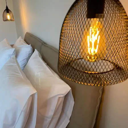 Golden Evelyn 아기아 파라스케비