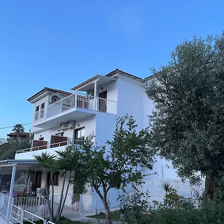 Golden Evelyn 아기아 파라스케비