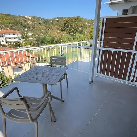 Golden Evelyn 아파트호텔 아기아 파라스케비