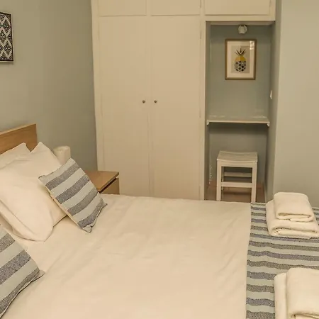 Golden Evelyn 아파트호텔 아기아 파라스케비