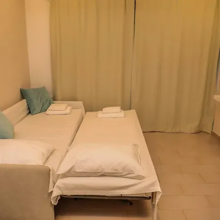 Golden Evelyn 아기아 파라스케비